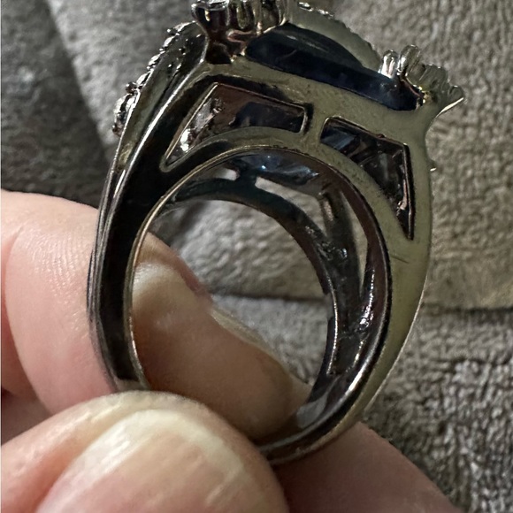 Vintage large black CZ sapphire and diamond cocktail ring - Picture 5 of 10